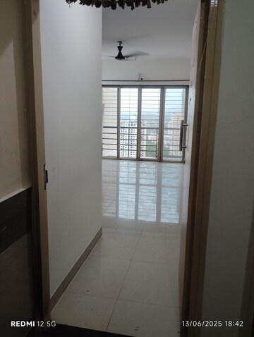 Room in 2.5 BHK Apartment at Soham Tropical Lagoon, Ghodbunder Road – for Rent