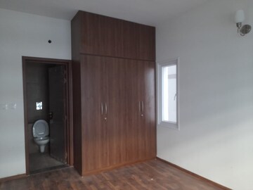 Room in 2.5 BHK Apartment at LnT Raintree Boulevard, Hebbal – for Rent