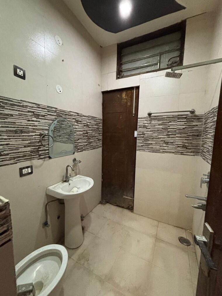 Bathroom, raghunandan-rama-garden 6+ Bedroom 200 Sq.Yd. Independent House In Sector 89 Faridabad 8875403