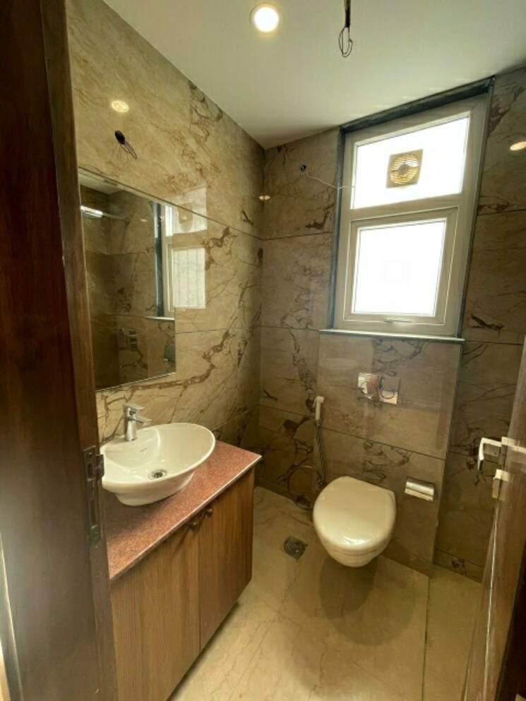 Bathroom, lajpat nagar 4 3 Bedroom 1400 Sq.Ft. Builder Floor In Lajpat Nagar 4 Delhi 8875647