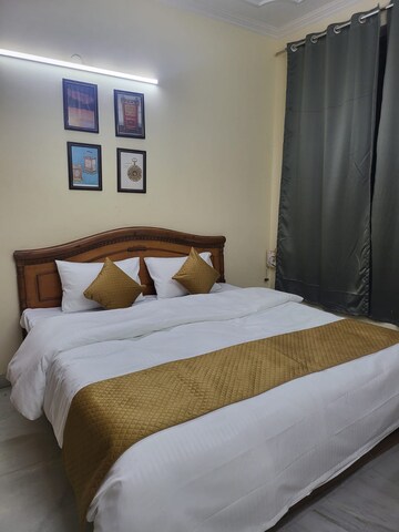 Bedroom in 3 BHK Builder Floor at DLF Atria, Dlf Phase ii – for Rent