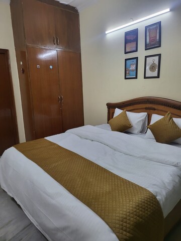 Bedroom in 3 BHK Builder Floor at DLF Atria, Dlf Phase ii – for Rent