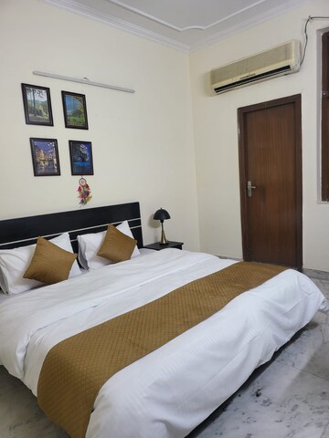 Bedroom in 3 BHK Builder Floor at DLF Atria, Dlf Phase ii – for Rent