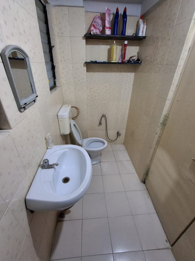 Bathroom, damodar-prasad-apartments 2 Bedroom 1000 Sq.Ft. Apartment In Hingne Khurd Pune 8875881