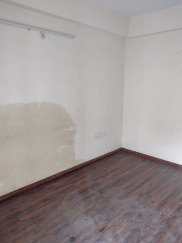 Room in 3 BHK Apartment at Galaxy North Avenue ll, Gaur City 2 – for Sale