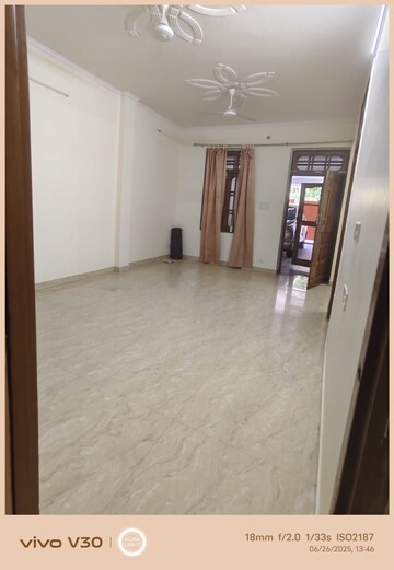 Room in 2 BHK Apartment at Gomti Nagar – for Rent