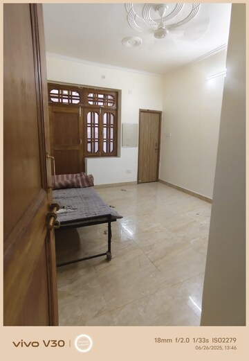 Room in 2 BHK Apartment at Gomti Nagar – for Rent