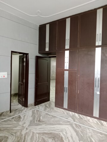 Building Lobby in 3.5 BHK Builder Floor at Sector 13 – for Rent