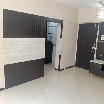 Room in 2 BHK Apartment at Laxmi Apartment Kandivali, Kandivali East – for Rent