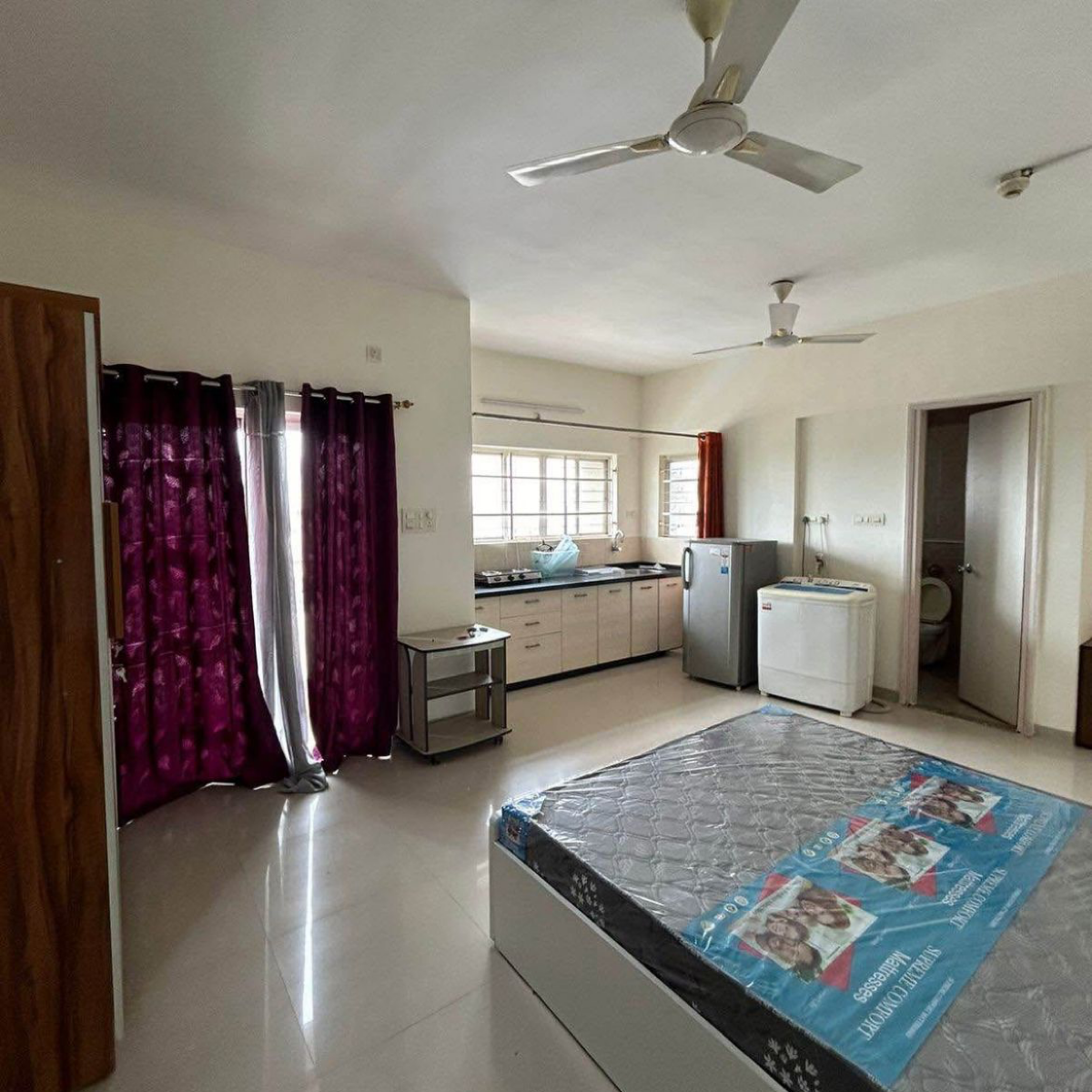 Studio  + Extra Room 350 Sq.Ft. Apartment in Amanora Metro Tower