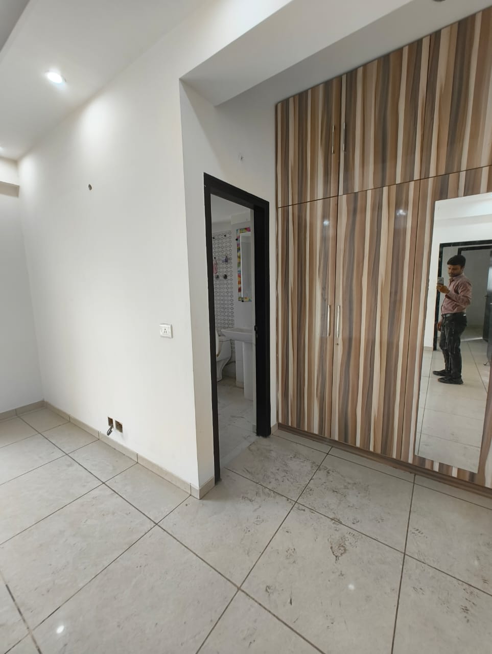 4 BHK + Servant Room Apartment For Sale in Gulshan Vivante