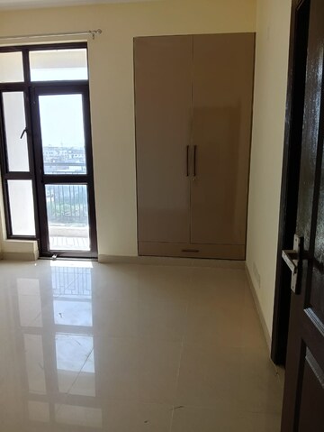 Room in 2 BHK Apartment at Gomti Nagar – for Rent