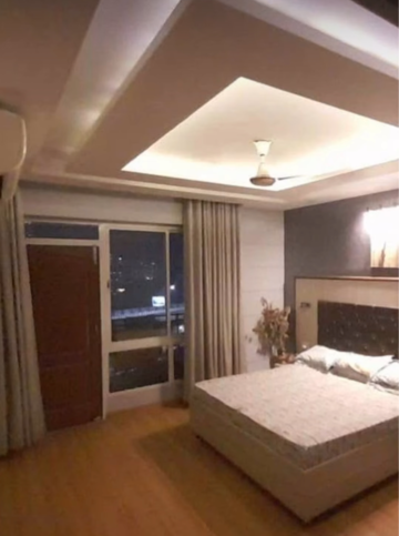 Bedroom in 2 BHK Apartment at Juhu – for Rent