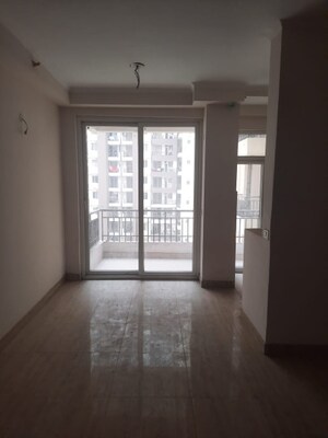 Room in 2 BHK Apartment at Amrapali Golf Homes, Sector 4 Greater Noida – for Sale