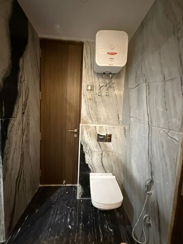 Master Bedroom in 3 BHK Builder Floor at DLF Atria, Dlf Phase ii – for Sale