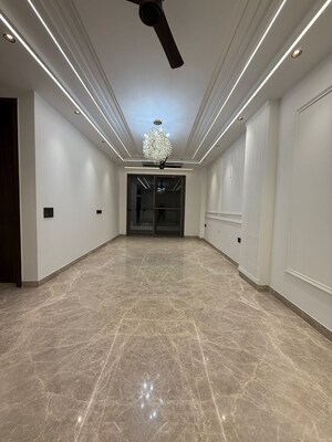 Room in 3 BHK Builder Floor at DLF Atria, Dlf Phase ii – for Sale