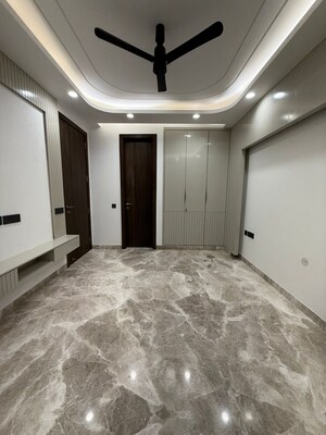 Room in 3 BHK Builder Floor at DLF Atria, Dlf Phase ii – for Sale