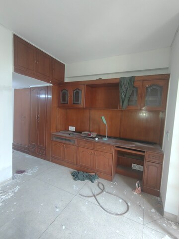 Furnished Amenities in 3 BHK Apartment at Unitech Sunbreeze Towers, Vaishali Sector 5 – for Rent