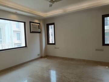 Room in 4 BHK Builder Floor at Kailash Colony – for Rent