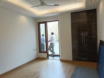 Room in 4 BHK Builder Floor at Kailash Colony – for Rent