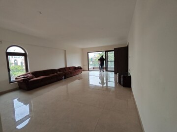 Room in 4 BHK Apartment at Chembur – for Sale