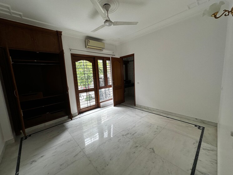 Room, defence colony 3.5 Bedroom 3200 Sq.Ft. Apartment In Defence Colony Delhi 8877339