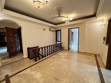 Room in 3.5 BHK Apartment at Defence Colony – for Rent