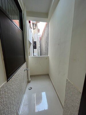 Building Lobby in 4 BHK Builder Floor at Syndicate Staff Quarters Vasundhara, Vasundhara Sector 4 – for Sale