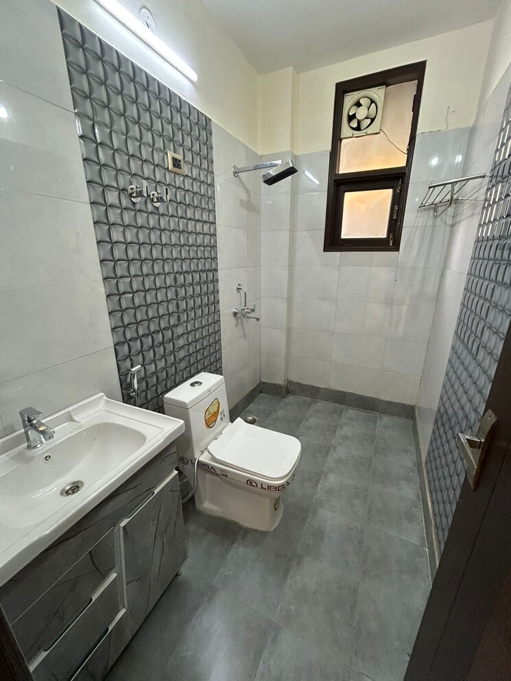 Bathroom, syndicate-staff-quarters-vasundhara 4 Bedroom 250 Sq.Yd. Builder Floor In Vasundhara Sector 4 Ghaziabad 8877469