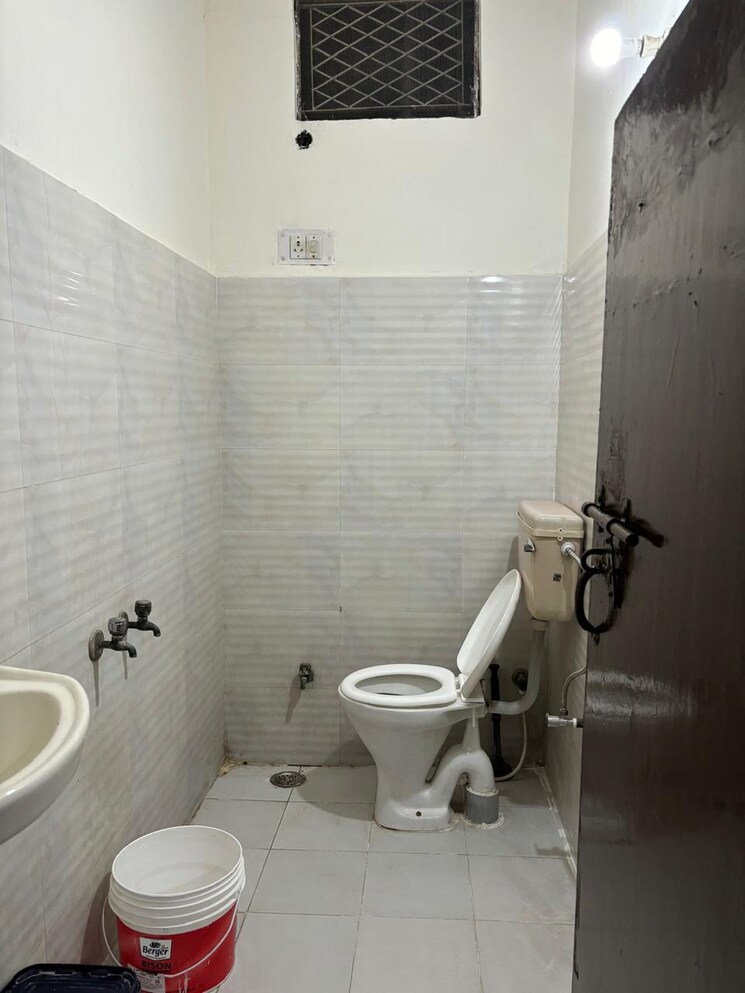 Bathroom, rwa-apartments-sector-50 3 Bedroom 250 Sq.Mt. Apartment In Sector 50 Noida 8877545