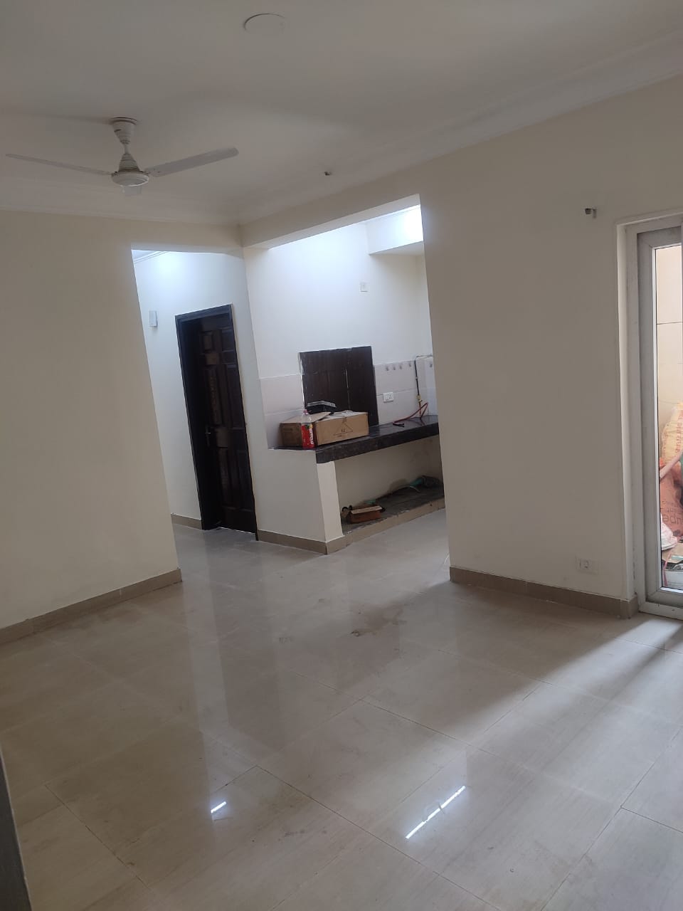 2 BHK Apartment For Rent in Paramount Floraville