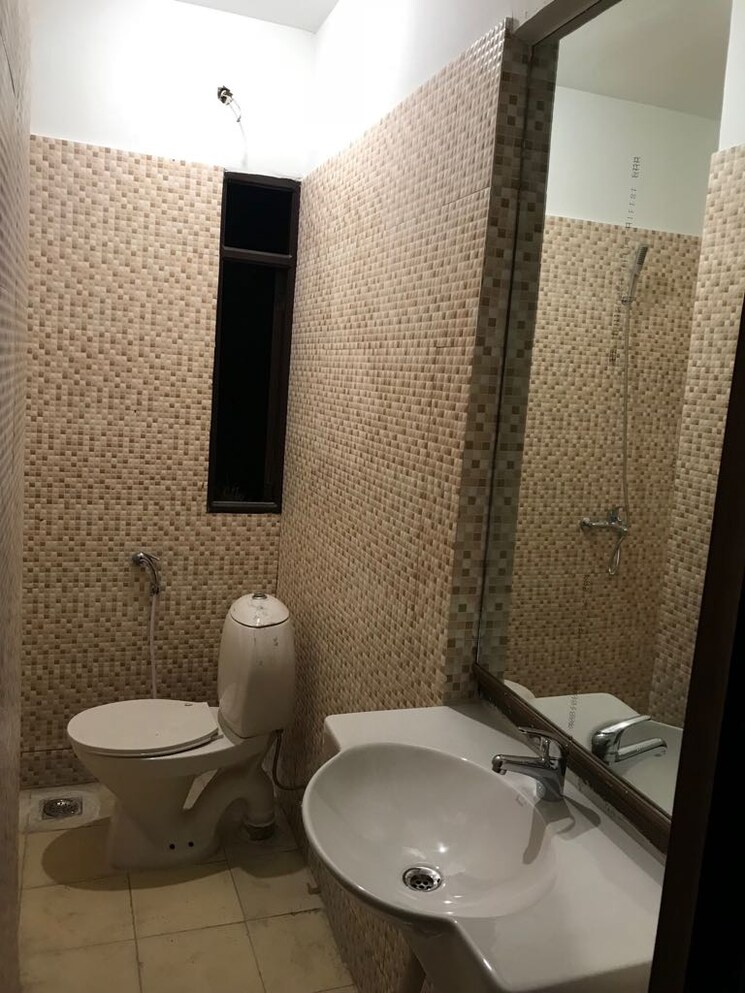 Bathroom, rwa-apartments 3 Bedroom 200 Sq.Ft. Apartment In Sector 31 Noida 8877608