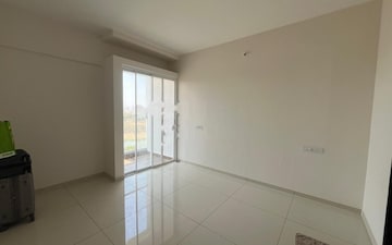 Room in 2 BHK Apartment at Yashwin Orizzonte, Kharadi – for Rent