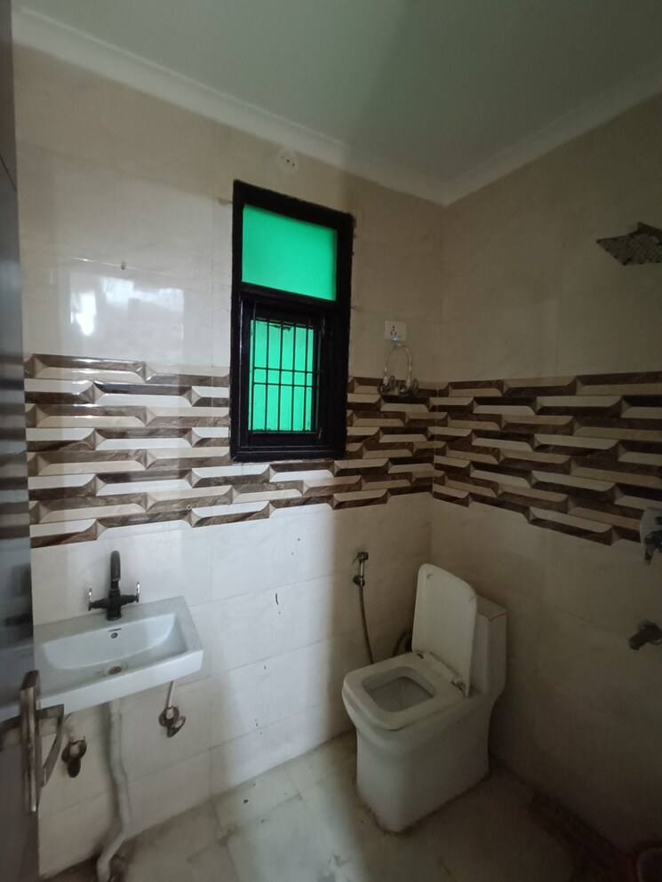 Attached Bathroom, dwarka 3 Bedroom 100 Sq.Yd. Builder Floor In Dwarka Delhi 8877872
