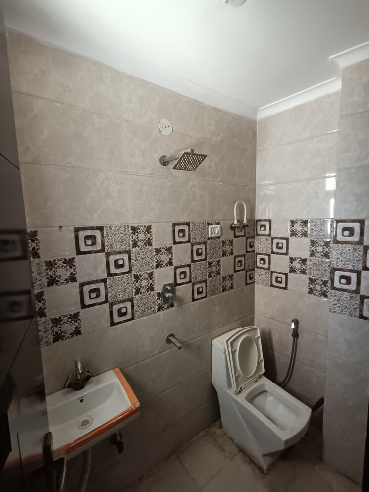 Bathroom, dwarka 3 Bedroom 100 Sq.Yd. Builder Floor In Dwarka Delhi 8877872
