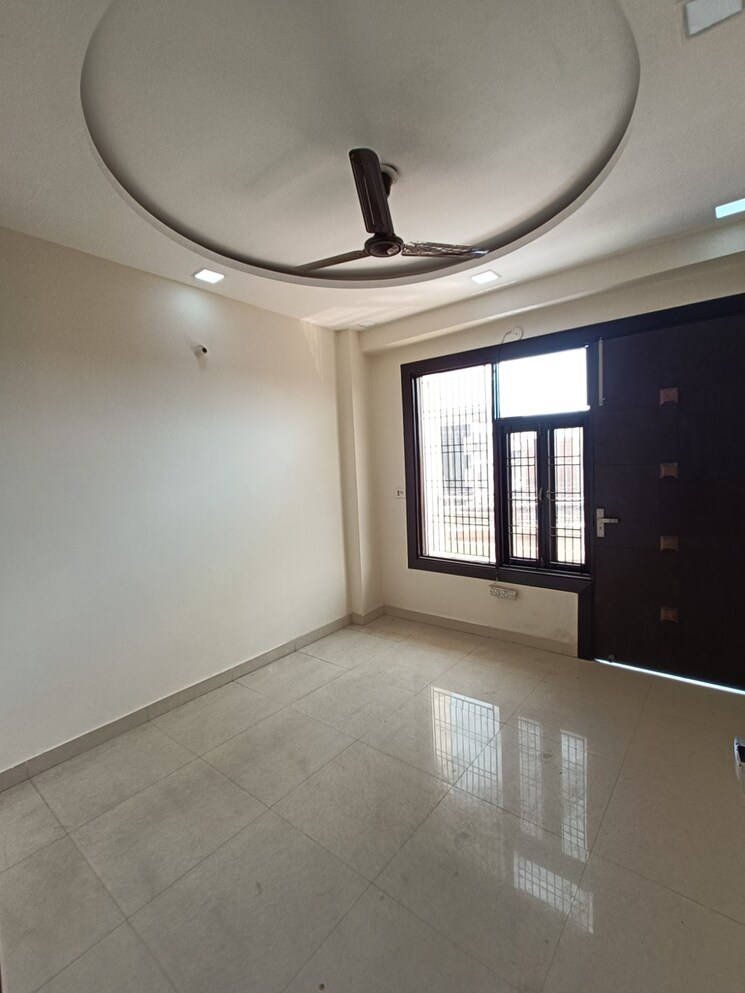 Room, dwarka 3 Bedroom 100 Sq.Yd. Builder Floor In Dwarka Delhi 8877872