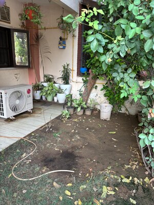 Parking in 2.5 BHK Builder Floor at Uppal Southend, Sector 49 – for Sale