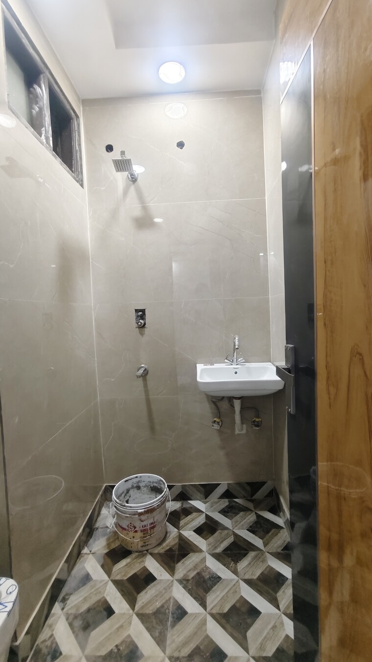 Bathroom, govindpuri 3 Bedroom 900 Sq.Ft. Builder Floor In Govindpuri Delhi 8878201