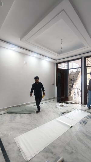 Parking in 3 BHK Builder Floor at Govindpuri – for Sale