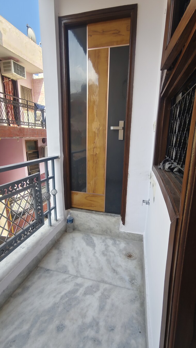 Balcony, govindpuri 3 Bedroom 900 Sq.Ft. Builder Floor In Govindpuri Delhi 8878201