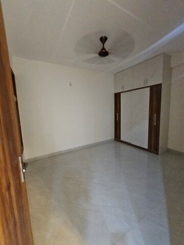 Room in 3 BHK Builder Floor at Sector 9 – for Rent
