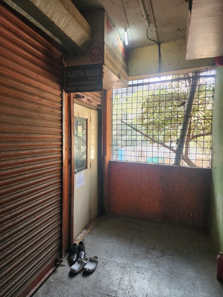 Room, thane west Commercial Office Space 100 Sq.Ft. In Thane West Thane 8878318