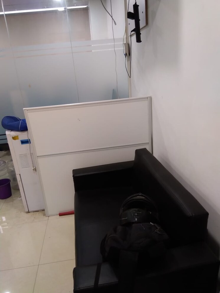 Team Area, wave-one Commercial Office Space 500 Sq.Ft. In Sector 18 Noida 8878957