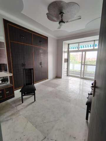 Room in 4 BHK Apartment at Sector 4 Dwarka – for Rent
