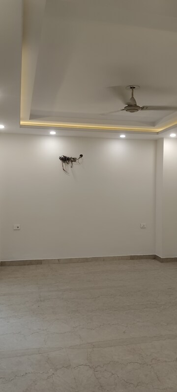 Room in 3 BHK Builder Floor at Sector 14 – for Rent