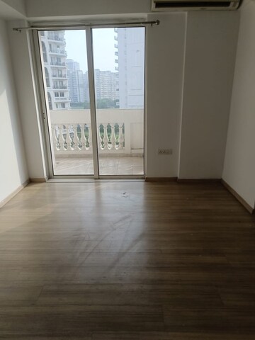Room in 3 BHK Apartment at DLF Regal Gardens, Sector 90 – for Rent