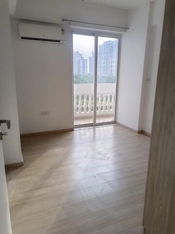 Room in 3 BHK Apartment at DLF Regal Gardens, Sector 90 – for Rent