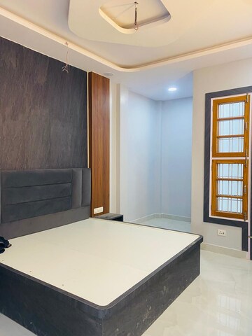 Room in 3 BHK Independent House at Kisan Path – for Sale