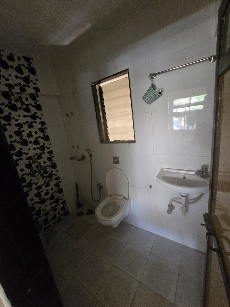 Bathroom, dgs-sheetal-dharmaraj 2 Bedroom 615 Sq.Ft. Apartment In Malad West Mumbai 8880351