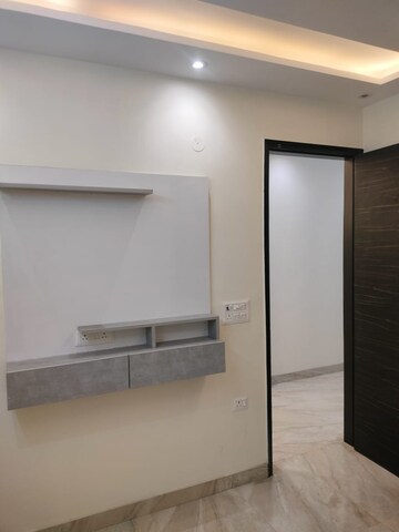 Furnished Amenities in 2 BHK Builder Floor at Tilak Nagar – for Rent